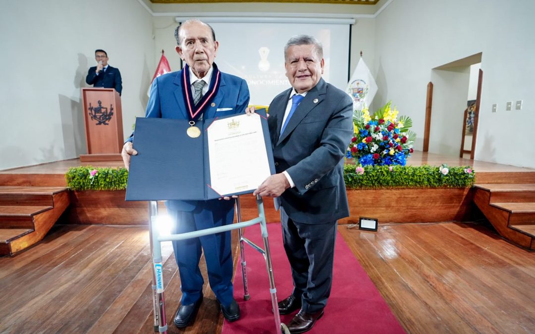 GORE CONDECORÓ CON MEDALLA DE LA LIBERTAD AL HISTORIADOR ALBERTO PINILLOS RODRÍGUEZ