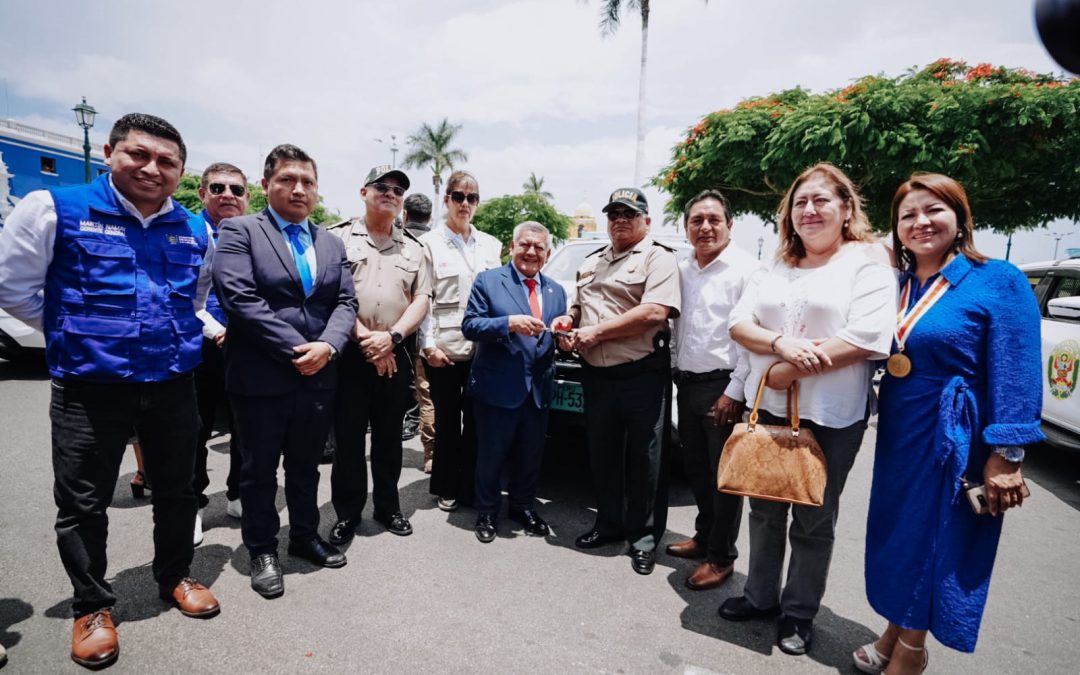 GORE ENTREGÓ 30 CAMIONETAS A COMISARÍAS DE LOS DISTRITOS DE LA COSTA Y SIERRA MÁS AFECTADOS POR EL CRIMEN