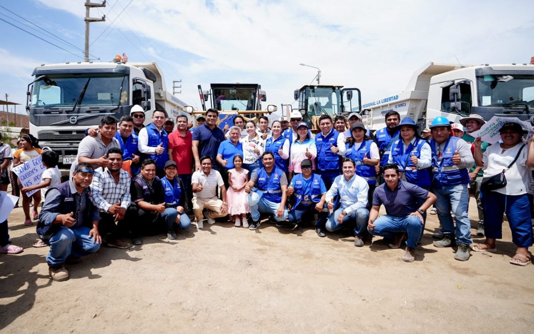 GORE LA LIBERTAD YA HA NIVELADO 20 KM DE ALTO TRUJILLO CON SU PROPIA MAQUINARIA