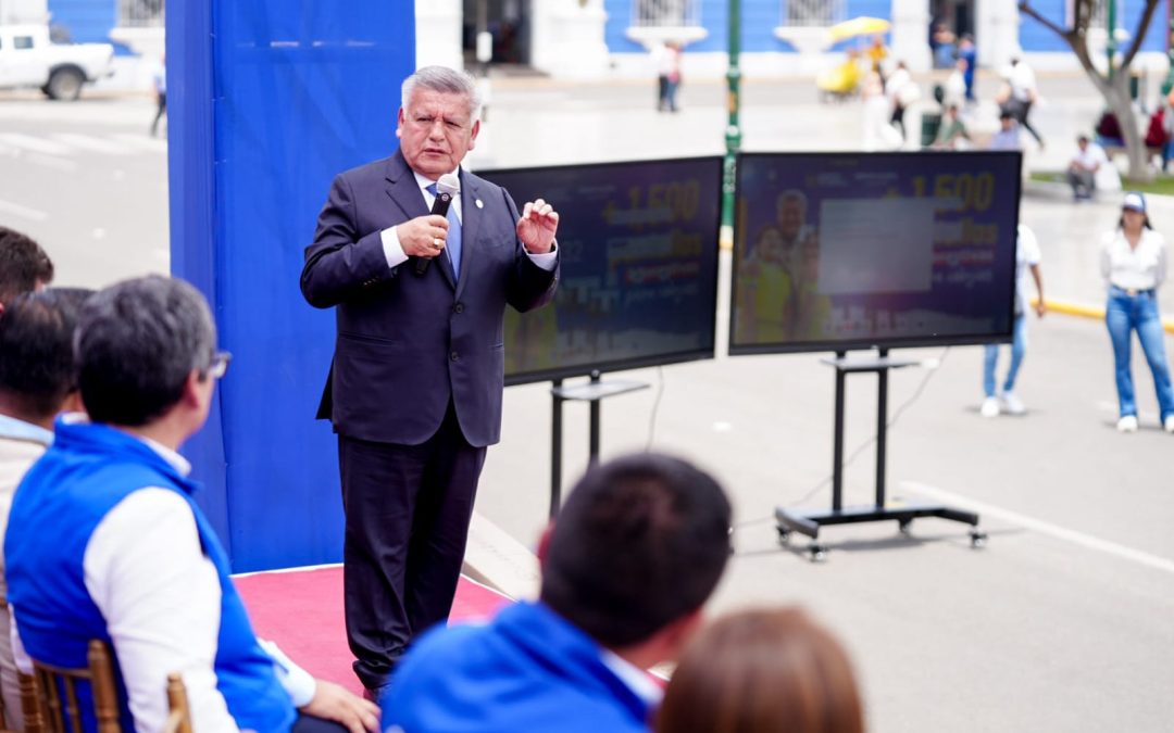 GORE ENTREGÓ 1,508 PANTALLAS INTERACTIVAS A COLEGIOS PARA MODERNIZAR LA EDUCACIÓN