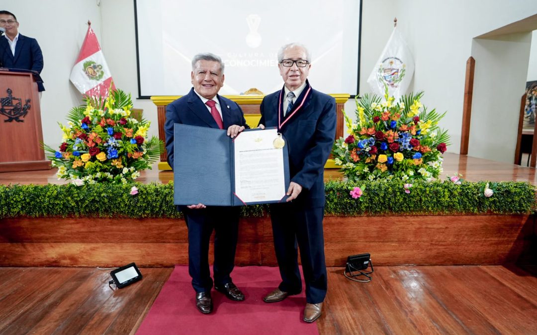 GORE CONDECORÓ CON MEDALLA DE LA LIBERTAD AL HISTORIADOR NAPOLEÓN CIEZA BURGA