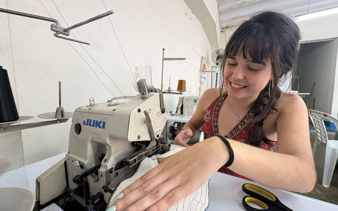 ESTUDIANTE EXTRANJERA SE CAPACITA EN CONFECCIÓN DE PRENDAS GRACIAS AL CENTRO REGIONAL DE CAPACITACIÓN