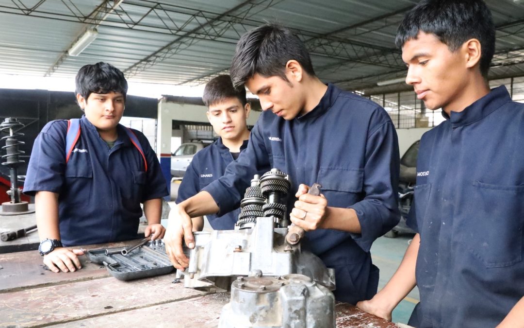 LICENCIAMIENTO DE INSTITUTOS Y EDUCACIÓN TECNOLÓGICA CON VISIÓN DE FUTURO