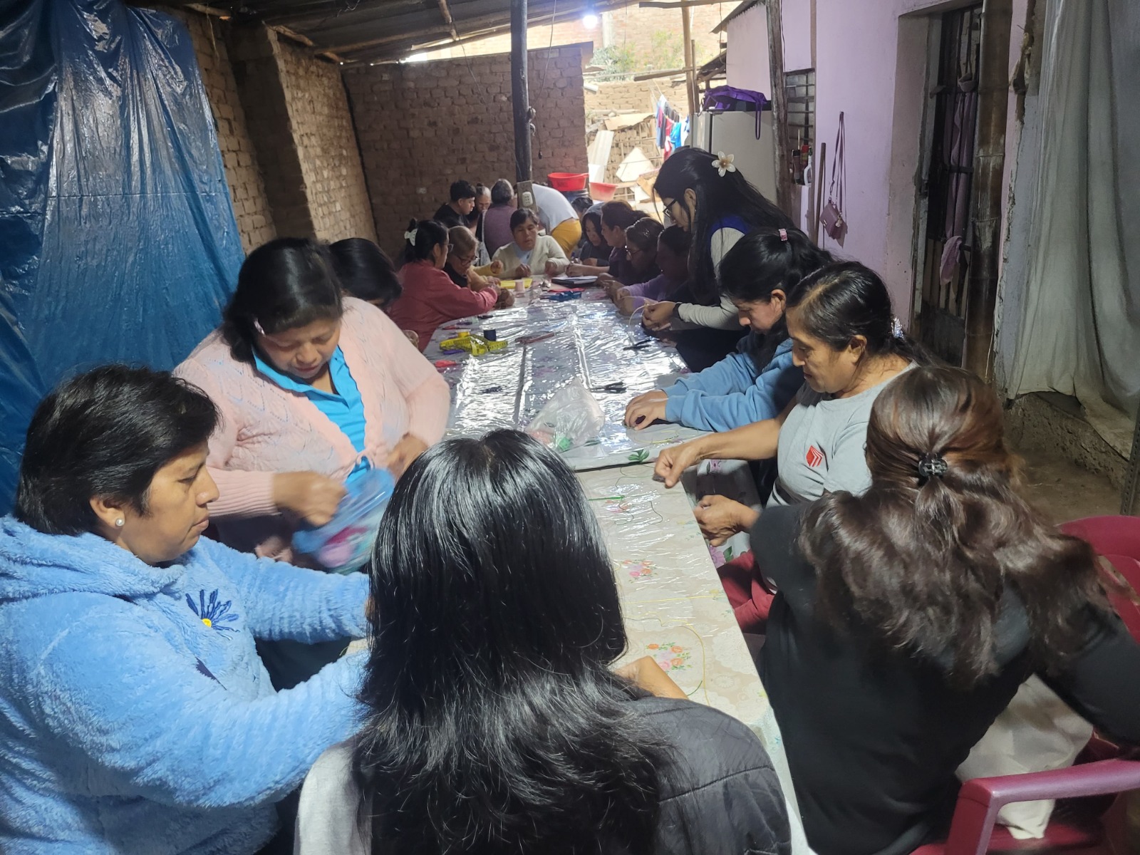 GORE FORTALECE HABILIDADES PRODUCTIVAS DE ARTESANOS CON TALLER DE BISUTERÍA EN EL MILAGRO