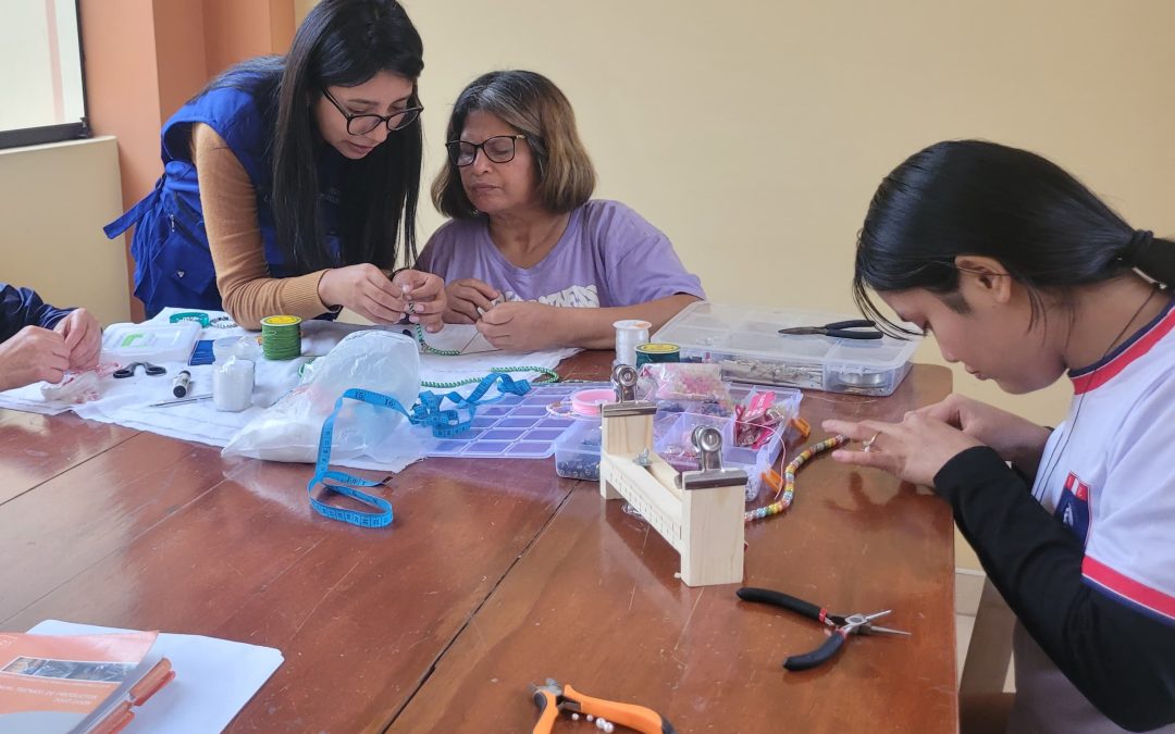 TEJIENDO OPORTUNIDADES: MUJERES Y JÓVENES INICIAN TALLER DE PULSERAS ARTESANALES EN LA ESPERANZA