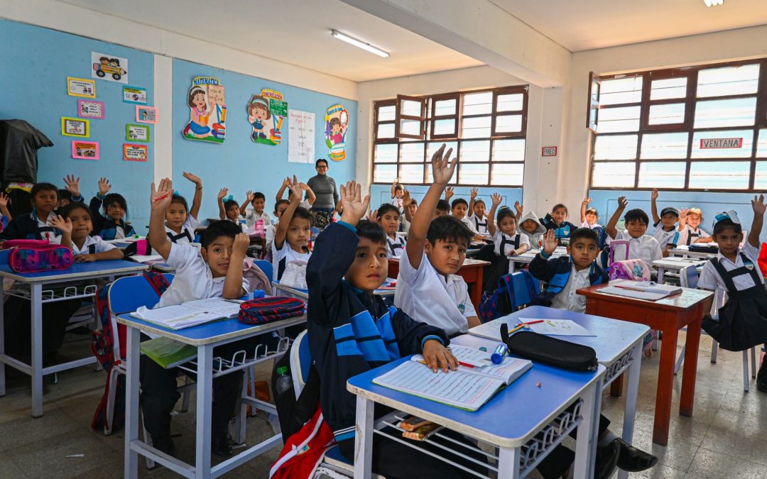GORE BENEFICIA A MÁS DE 1200 ESCOLARES EN VIRÚ CON ENTREGA DE MOBILIARIO ESCOLAR.
