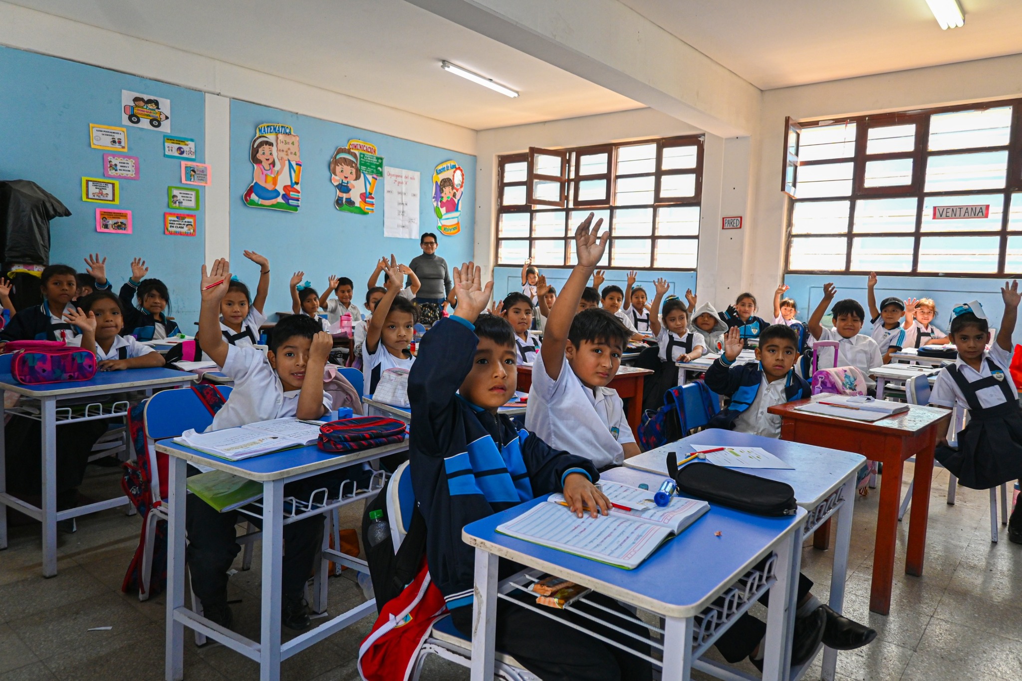 GORE BENEFICIA A MÁS DE 1200 ESCOLARES EN VIRÚ CON ENTREGA DE MOBILIARIO ESCOLAR.