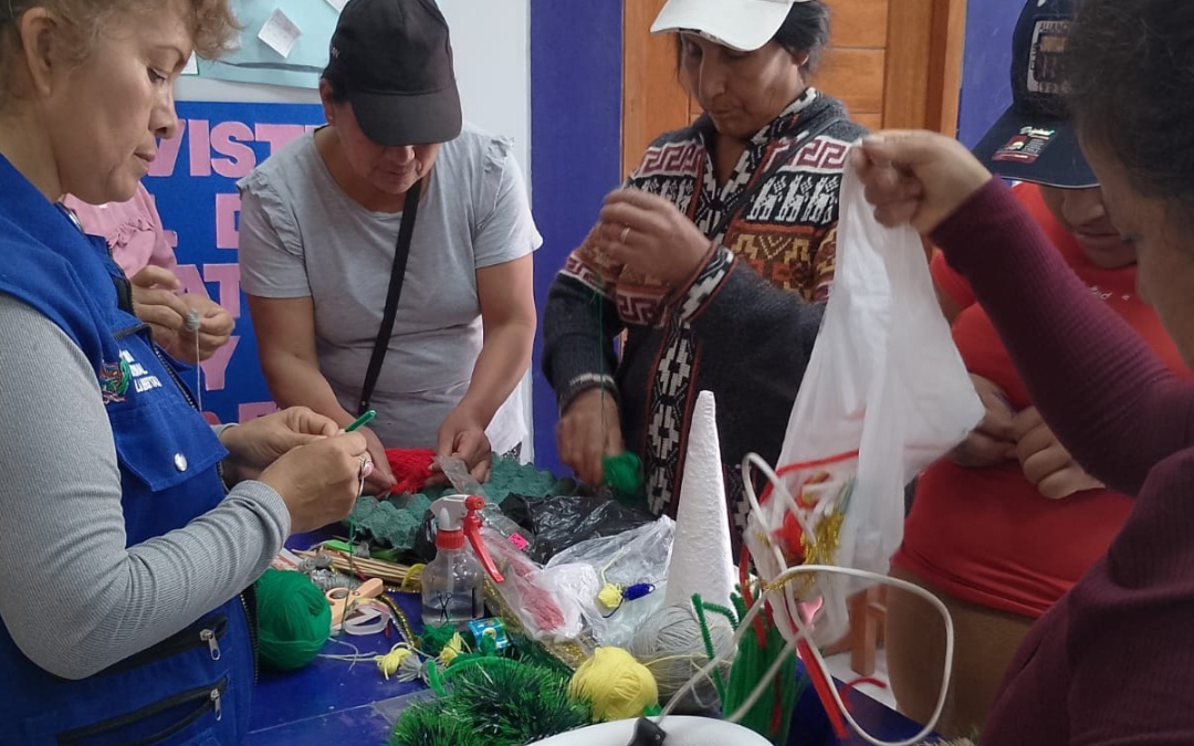 TALLER DE MANUALIDADES NAVIDEÑAS FOMENTA LA INCLUSIÓN PRODUCTIVA EN ALTO TRUJILLO
