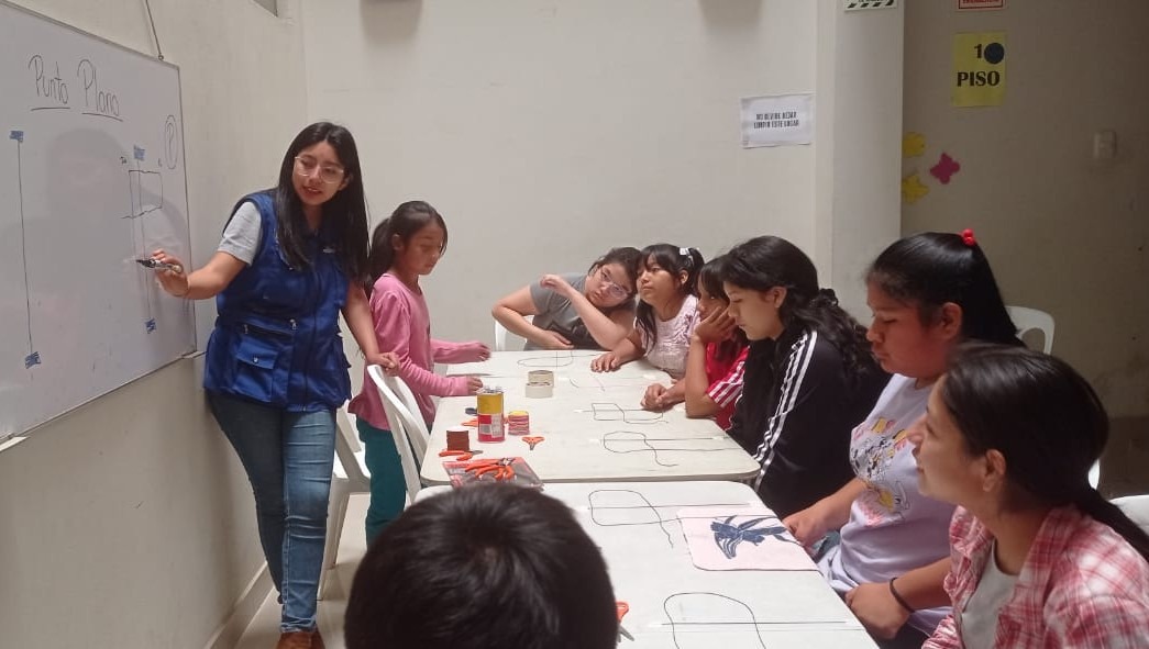 GORE ALENTA EL TALENTO JUVENIL CON TALLER DE BISUTERÍA EN EL MILAGRO