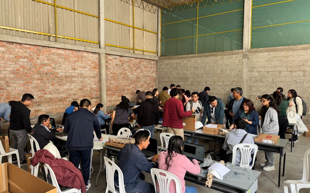 GORE RECEPCIONA 5,544 LAPTOPS PARA ENTREGARLAS A MAESTROS DESDE EL 18 DE NOVIEMBRE