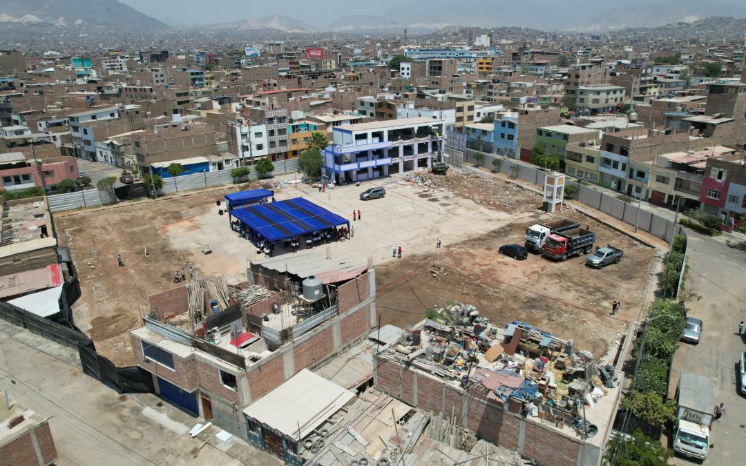200 ALUMNOS DEL COLEGIO AMAUTA CELEBRAN EL INICIO DE LA RECONSTRUCCIÓN DE SU COLEGIO LUEGO DE 57 AÑOS