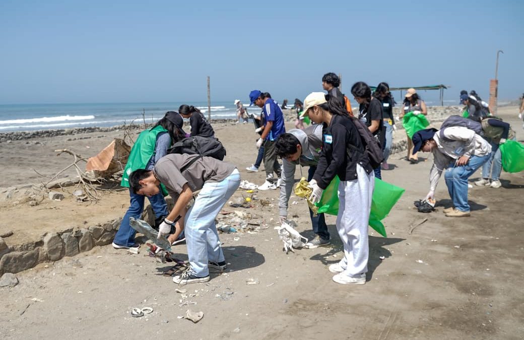 MÁS DE 60 VOLUNTARIOS UNIVERSITARIOS PARTICIPAN EN CAMPAÑA DE LIMPIEZA DE PLAYA EN HUANCHAQUITO