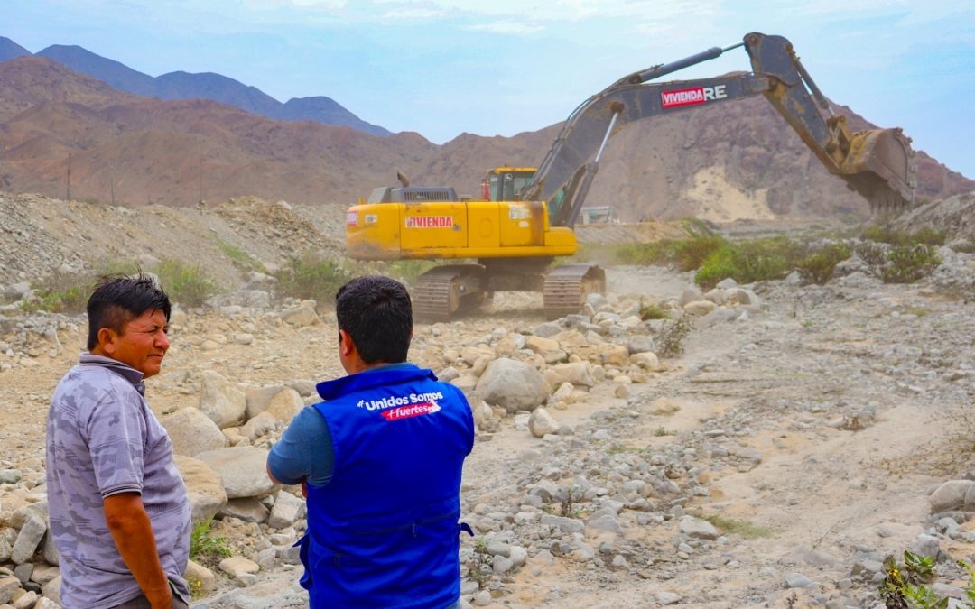 SUPERVISAN TRABAJOS DE DESCOLMATACIÓN Y CONFORMACIÓN DE DIQUE EN LA QUEBRADA LA CUMBRE