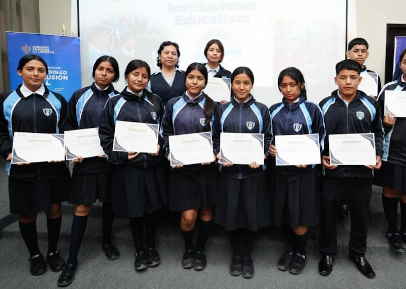 GORE DISTINGUE A INSTITUCIONES EDUCATIVAS POR DEJAR EL NOMBRE DE LA LIBERTAD POR TODO LO ALTO